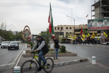 سید رسول میریزدی، ۴۰ ساله.
ایران پاینده باد
انگیزه؛ برای سربلندی و به اهتزاز درآوردن پرچم مقدس جمهوری اسلامی ایران.