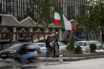 ایران من؛ این پرچم زمین نمی‌ماند
