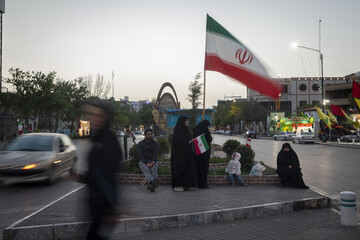 زهرا خانی، ۲۶ ساله.
ایران وطنمه، حتی نمیذارم یک وجب از این خاک به دست بیگانه بیفته
ایران خانم دوباره سرپا میشی، مثل قدیم،
البته این دفعه قدرتمند تر از قبل.
پای ایران تا آخرین قطره خونمون هستیم
انگیزه من برای این کار اینه که نشون بدم لحظه ای پرچم ایران، زمین نمیمونه و با دل و جان و خانوادم پای این پرچم و نظام هستیم.
از طرف یک جان فدا 