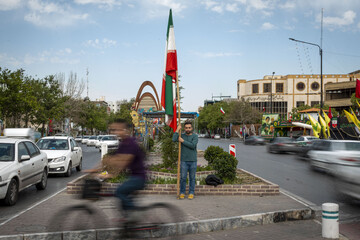 علی فرخی، ۲۷ ساله.
آزاد و رهایم یا در بند توام؟
 در هر نفسم عاشق لبخند توام
شب اولی که رفتم تجمعات نه شعار دادم نه کاری کردم. فقط به پرچم ایران نگاه کردم و اشک ریختم. با خودم گفتم بدوم این پرچم ما کی هستیم؟ هیچ. ما بدون این پرچم هیچی نیستیم
انگیزم این بود برای لحظاتی هم که شده این افتخارو داشته باشم و لحظاتی تو دستام نگهش دارم. اون پرچم صرفا یک پارچه نیست اون تمام خاک و آب د آفتاب و اشک و لبخند مردم ماست