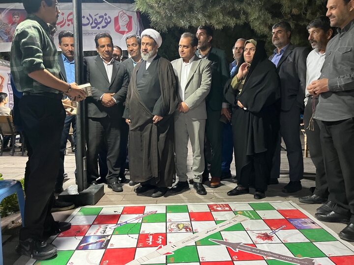 بازدید نماینده ولی فقیه در استان از نمایشگاه «نوجوان مبارز» در کرمان