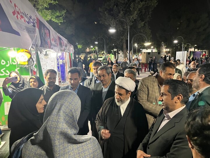 بازدید نماینده ولی فقیه در استان از نمایشگاه «نوجوان مبارز» در کرمان