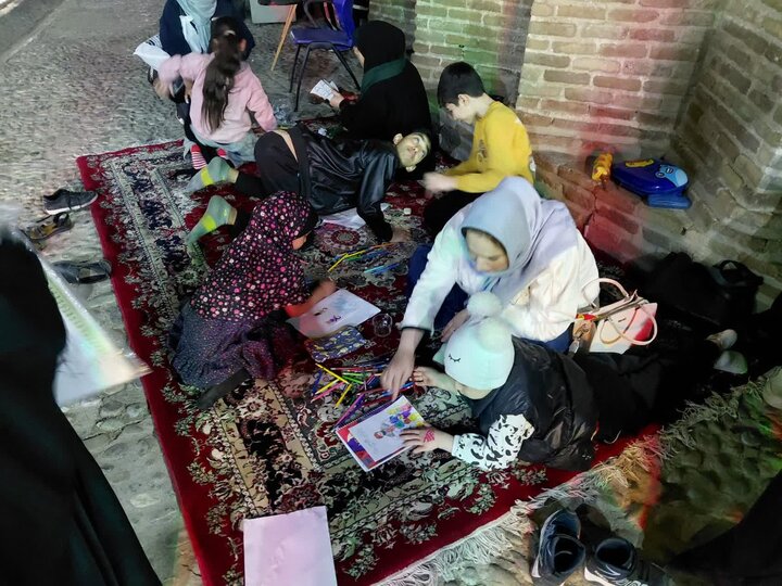 از موشکهای کاغذی تا ختم قرآن برای رهبر شهید/ غرفههای مردمی در تجمع ورامین برپا شد