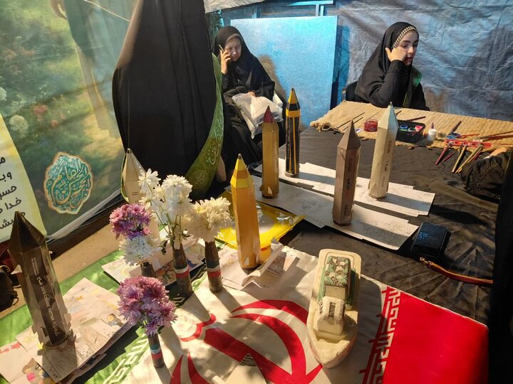 از موشکهای کاغذی تا ختم قرآن برای رهبر شهید/ غرفههای مردمی در تجمع ورامین برپا شد