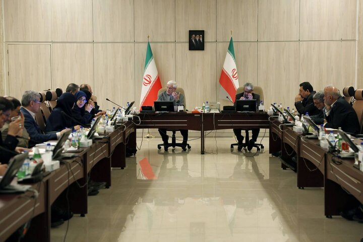 عارف: تیم مذاکره‌کننده باشجاعت و تدبیر از منافع ملی دفاع می‌کند