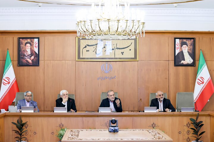معاون دفتر پزشکیان: اینترنت طبقاتی یا پرو مغایر سیاست‌های دولت است 