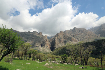 چالابه در ۱۵ کیلومتری مجموعه تاریخی بیستون و در دامنه کوه پراو قرار دارد که ارتفاع قله آن به ۳۴۰۵ متر از سطح دریا می‌رسد.
این منطقه گردشگری زیبا، جدا از آب‌ و هوای کوهستانی و اقلیم سرسبز آن، یکی از ورودی‌های کوهستان پرآو (په‌ رآو) بوده که همه‌ ساله سنگ‌ نوردان، کوه‌ نوردان و غار نوردان زیادی را به دامنه‌های خود می‌کشاند.