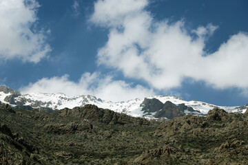 برف کوهستان های پرآو منبع اصلی  آبشار فصلی چالابه است و همین مساله باعث سرد بودن آب آبشار و رودخانه حاصل از آن شده است