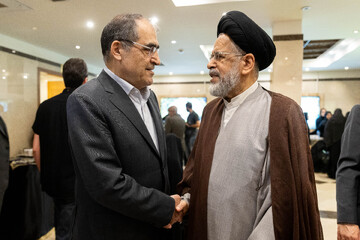 محمود علوی و حسن قاضی‌زاده هاشمی در مراسم بزرگداشت همسر آیت‌الله رسولی‌محلاتی