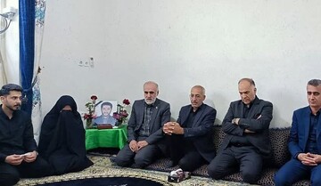 تکریم خانواده شهدای جنگ تحمیلی سوم دستگاه قضایی در لارستان