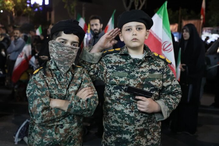 موج ۵۴ عملیات خیابانی مردم سمنان علیه مواضع وحدت شکن دشمن/خیابان را رها نمیکنیم