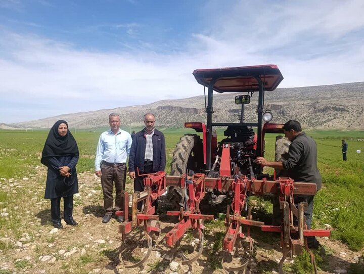 رونمایی از مزرعه الگویی زراعت نخود مکانیزه در ایلام