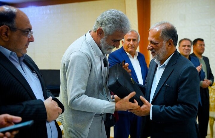 تجلیل از سفیران پاکیزگی زرقان فارس زیر سایه پرچم رضوی/ تاکید بر پیگیری مطالبات پاکبانان