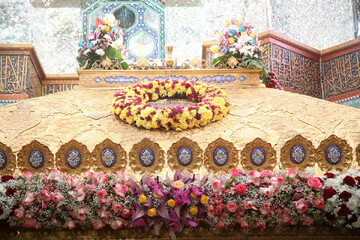 ضریح حضرت معصومه(س) در آستانه ولادت امام رضا(ع) گل‌ آرایی شد + تصاویر