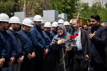 تقدیر از کارگران نیروگاه برق آلستوم در حاشیه نشست خبری سخنگوی دولت