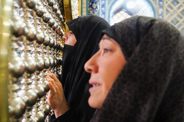 حال و هوای حرم مطهر رضوی در شب ولادت امام رضا (ع)