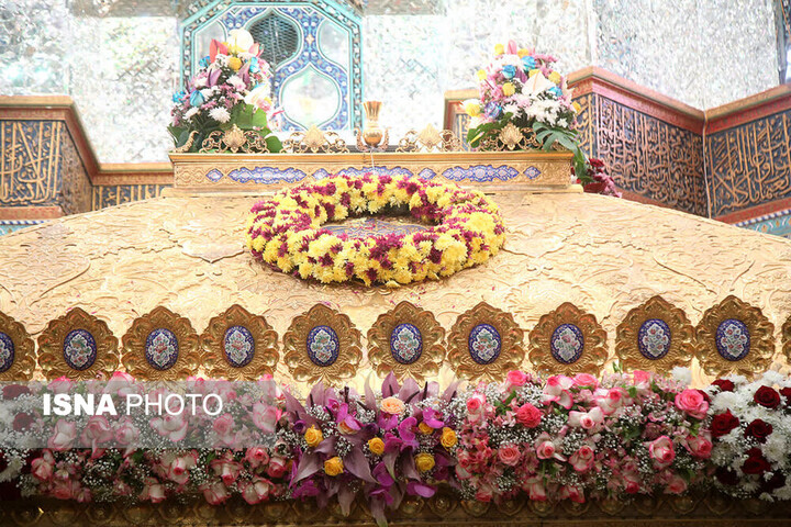 ضریح حضرت معصومه(س) در آستانه ولادت امام رضا(ع) گل‌ آرایی شد + تصاویر