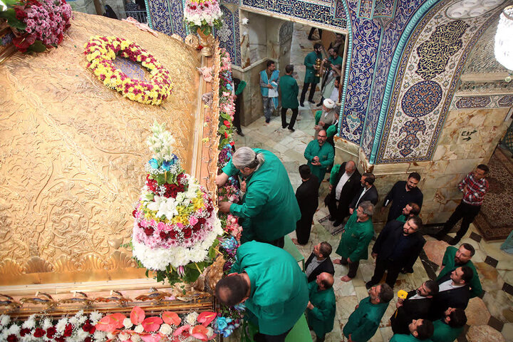 ضریح حضرت معصومه(س) در آستانه ولادت امام رضا(ع) گل‌ آرایی شد + تصاویر