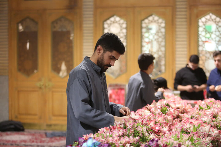 ضریح حضرت معصومه(س) در آستانه ولادت امام رضا(ع) گل‌ آرایی شد + تصاویر