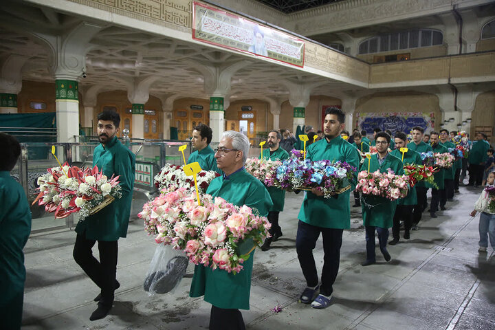 ضریح حضرت معصومه(س) در آستانه ولادت امام رضا(ع) گل‌ آرایی شد + تصاویر