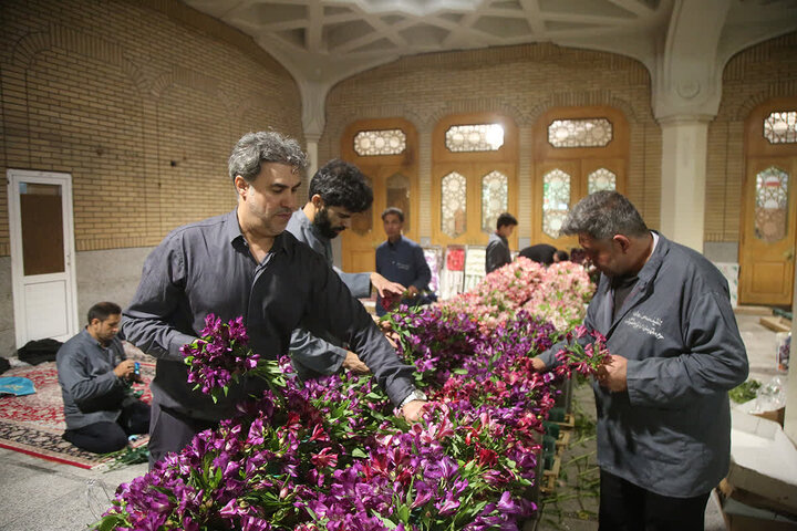 ضریح حضرت معصومه(س) در آستانه ولادت امام رضا(ع) گل‌ آرایی شد + تصاویر