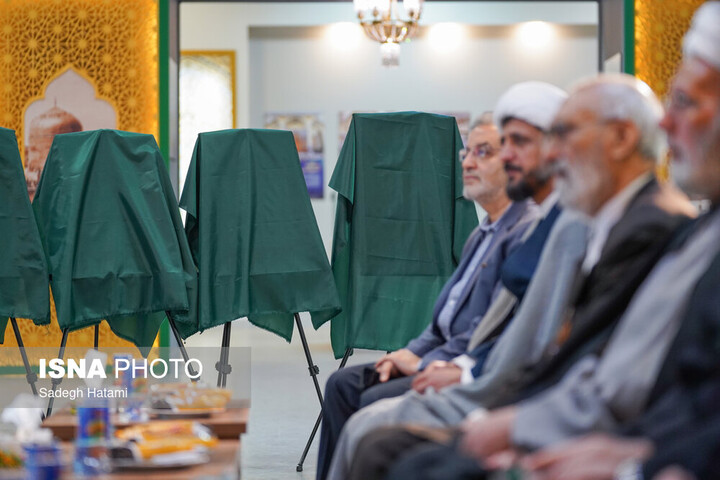 افتتاح نمایشگاه «آقا در لباس سربازی» و رونمایی از ۷ دست‌خط رهبر شهید انقلاب در غبارروبی‌ها