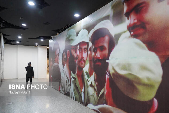 افتتاح نمایشگاه «آقا در لباس سربازی» و رونمایی از ۷ دستخط رهبر شهید انقلاب در غبارروبیها