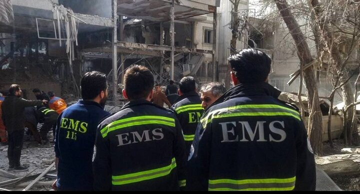 آژیر آمبولانس؛ سمفونی زندگی در میان آوارها آژیر آمبولانس؛ سمفونی زندگی در میان آوارها