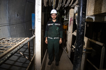 آریا 27 ساله :تکنسین دستگاه تی بی ام(دستگاه غول‌پیکر حفاری)تونلهای زیرزمینی ایستگاه سعدی خط دو قطار شهری شیراز