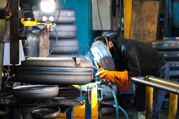 کارگران در مواجهه با چالش‌های اقتصادی، محدودیت‌ها و دشواری‌های روزگار، هم‌چنان با غیرت ایرانی، روحیه‌ای جهادی و امیدی راسخ، هر صبح با همان شور بر سر کار حاضر می‌شوند.