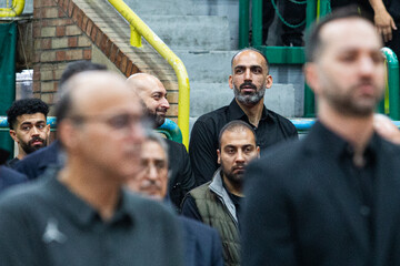 حامد حدادی، بازیکن بسکتبال در مراسم تشییع پیکر عنایت‌الله آتشی