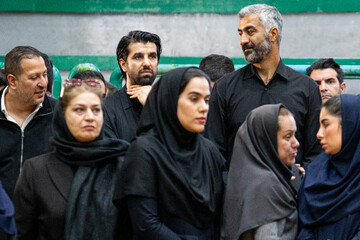 محمد جمشیدی، بازیکن بسکتبال در مراسم تشییع پیکر عنایت‌الله آتشی