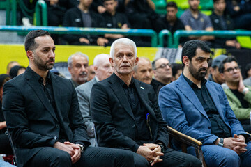 جواد داوری، رئیس فدراسیون بسکتبال، محمد شروین اسبقیان، معاون قهرمانی وزارت ورزش در مراسم تشییع پیکر عنایت‌الله آتشی