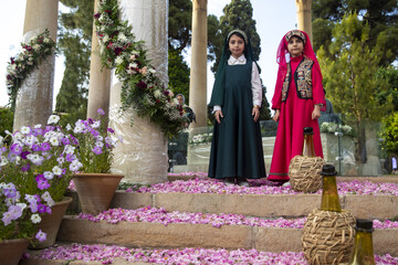 جشنواره گل و گلاب میمند - آرامگاه حافظیه