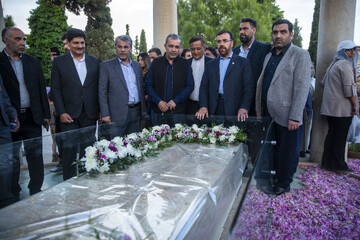 جشنواره گل و گلاب میمند - آرامگاه حافظیه