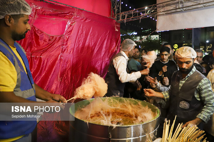 شکوه خیابانهای منتهی به حرم مطهر رضوی در شب میلاد امام هشتم(ع)
