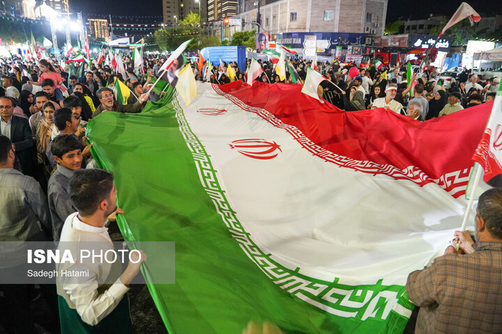 شکوه خیابان‌های منتهی به حرم مطهر رضوی در شب میلاد امام هشتم(ع)