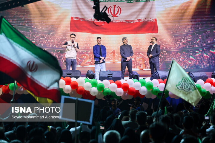 شکوه خیابان‌های منتهی به حرم مطهر رضوی در شب میلاد امام هشتم(ع)