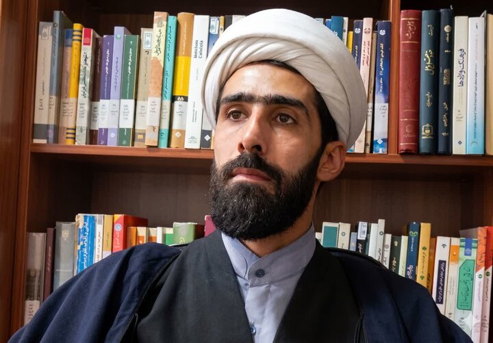 استاد حوزه و دانشگاه: تحمل هزینه‌ها و ایستادگی بر روی اصول اساس مقاومت رضوی است