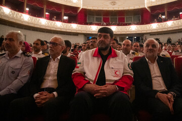 از سمت راست محسن حاجی میرزایی، رئیس دفتر رئیس‌جمهور و پیرحسین کولیوند، رئیس جمعیت هلال احمر در اجرای ارکستر ملی ایران به مناسبت روز ملی خلیج فارس