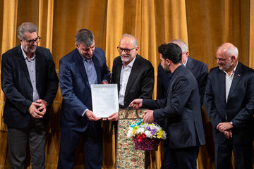 تقدیر از برگزیدگان در حاشیه اجرای ارکستر ملی به مناسبت روز ملی خلیج فارس