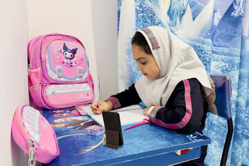 سوین حقی دانش‌آموز کلاس دوم ابتدایی در حال آموزش مجازی
