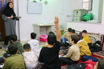 کلاس های پسرانه مقطع چهارم  ابتدایی از مدرسه مینو در  کتابخانه مسجد محمدیه همدان 