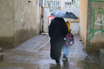 حضور دانش اموزان در هوای بارانی  در کلاس ها 