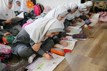 کلاس دخترانه مقطع سوم ابتدایی از مدرسه توحید در منزل یکی از دانش آموزان 