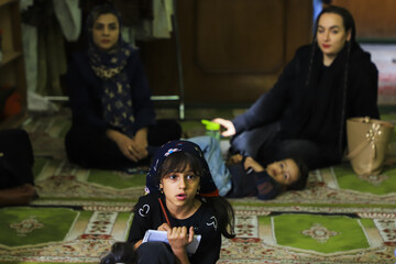 به دلیل استمرار آموزش مجازی آموزگاران مدرسه دخترانه زهرا عراقی   مدرسه را به مسجد برده اند تا تحصیل دانش‌آموزان متوقف نشود.