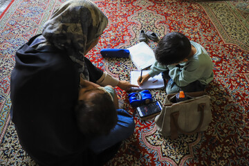 مادران دانش آموزان پایه سوم مدرسه دخترانه زهرا عراقی برای همراهی و یادگیری به کلاس درس آمده اند