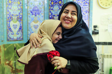 خانم رکنی معلم پایه ششم ابتدایی، نگذاشت ترس و اضطراب این روزها میان شاگردانش و آینده‌شان دیوار بکشد.