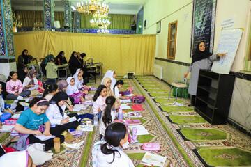خانم شهابی معلم پایه سوم مدرسه زهرا عراقی ۴۰ دانش‌آموز دارد و معتقد است در کلاس حضوری مخصوصا در دوره ابتدایی با توجه به زبان بدن به راحتی می تواند تشخیص بدهدکه کدام دانش آموز درس را فرا گرفته است.