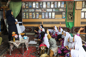 خانم صفی خانی معلم پایه دوم مدرسه زهرا عراقی ۴۰ دانش آموز داردومعتقداست  فلسفه مدرسه رفتن کودکان نظم و انضباط است و مسئولیت تکالیف خود را برعهده بگیرند و آنها را انجام دهند